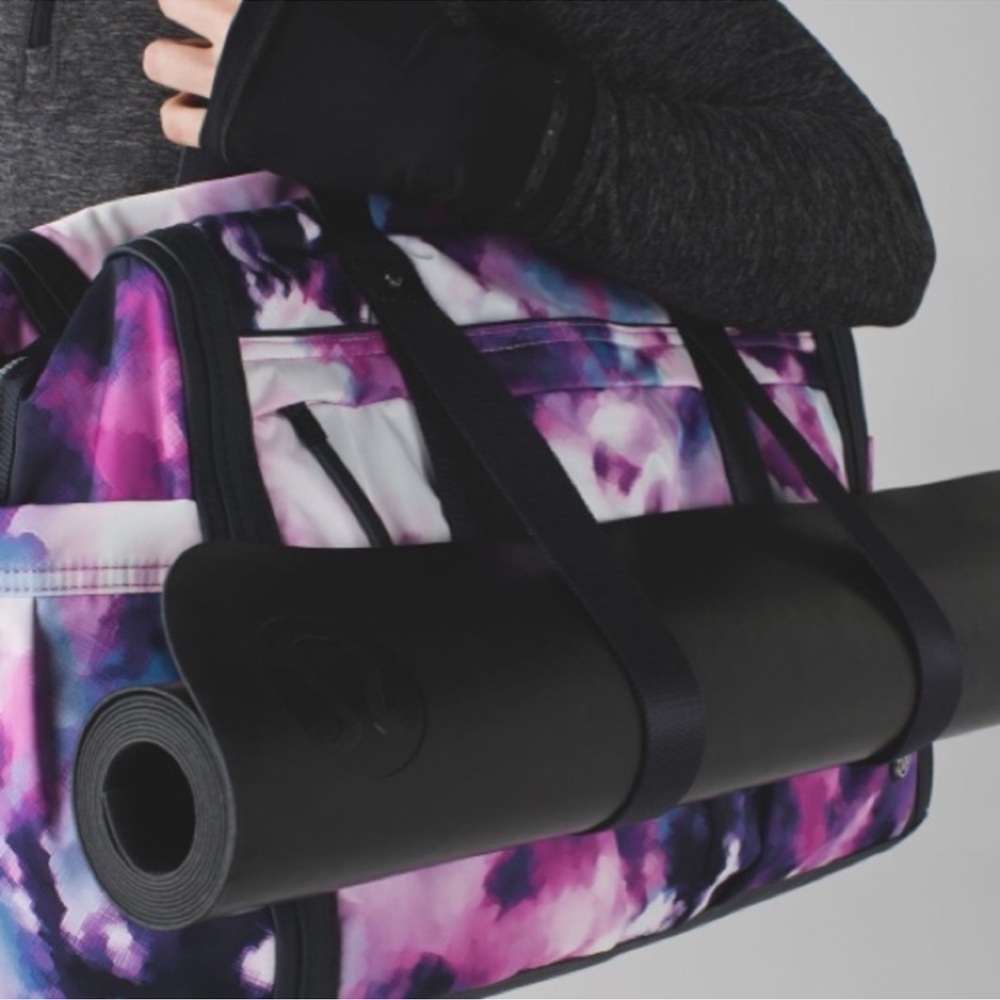 Lululemon duffle in Blooming Pixie print NEW NWOT rare!! - Picture 2 of 12